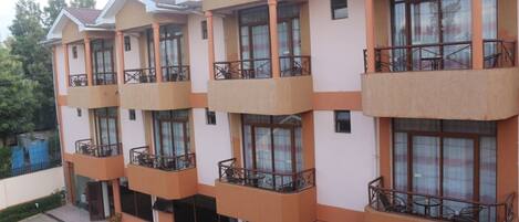 Vista frontal de la propiedad