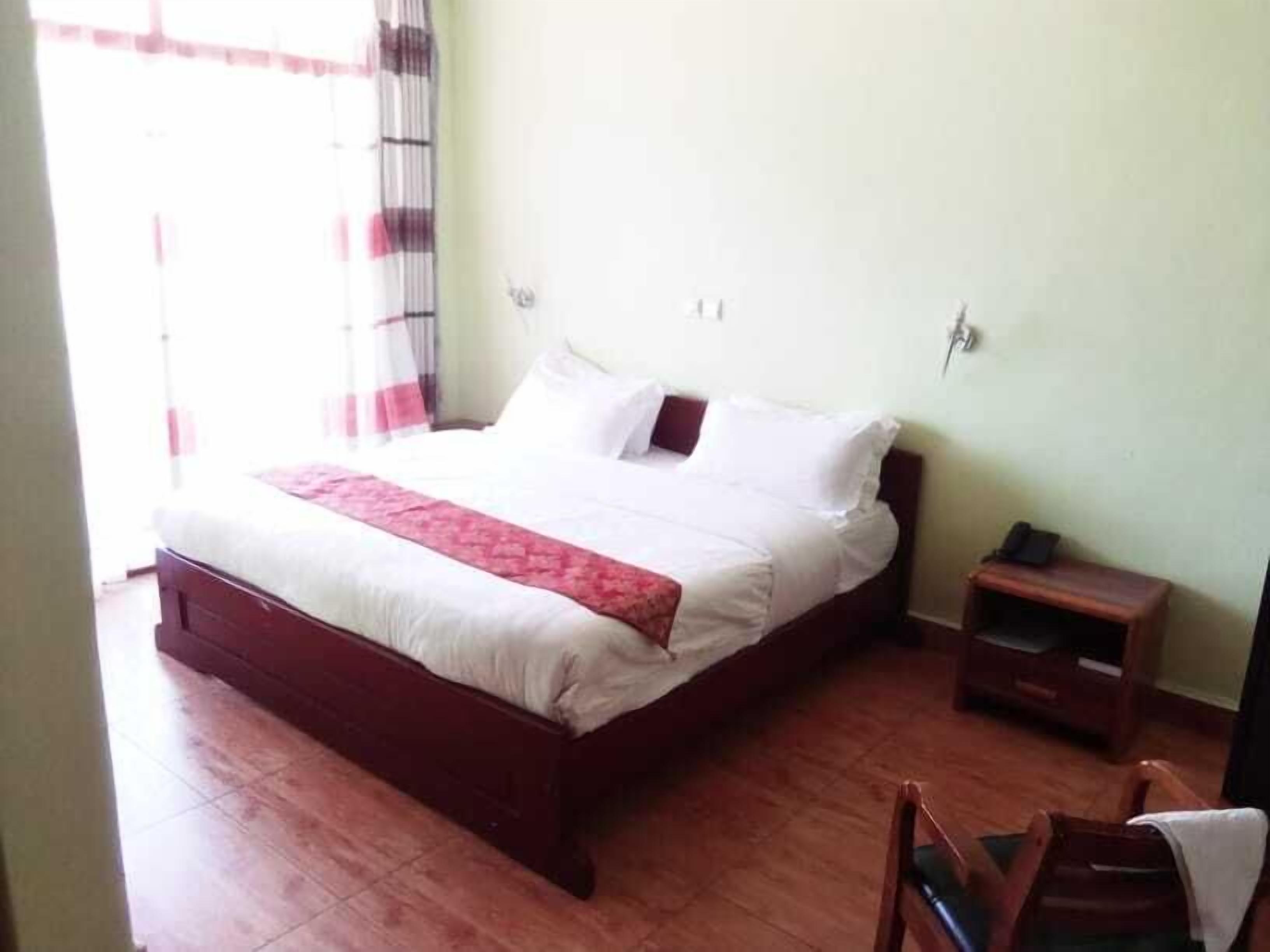 executive double room, 1 king bed, non smoking | desk, free cots/infant beds, free wifi, bed sheets