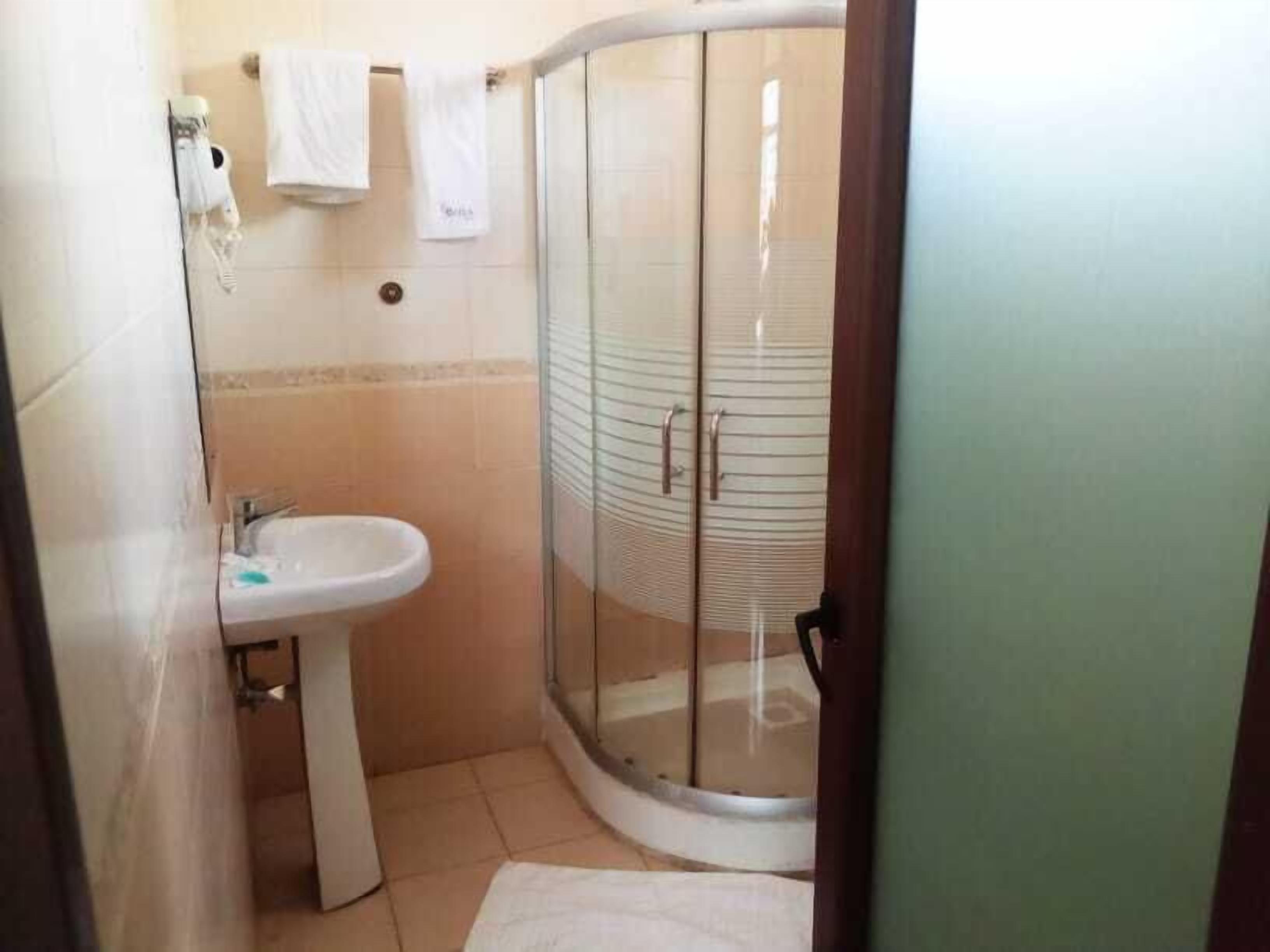 standard double room, 1 queen bed, non smoking | bathroom sink