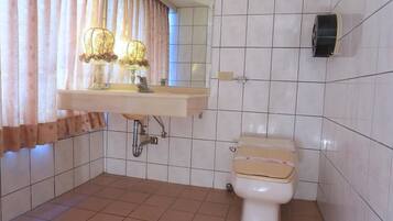 Shower, perlengkapan mandi gratis, pengering rambut, dan sandal