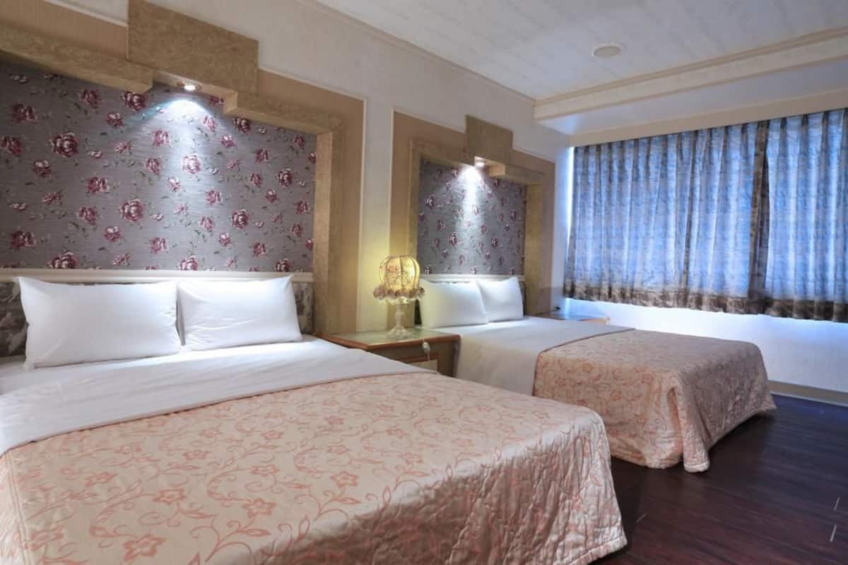 Comfort Quadruple Room, 2 Double Beds, Non Smoking | Soundproofing, free WiFi, bed sheets