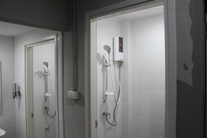 Bathroom shower - Enjoy House - Hostel (Chiang Mai)