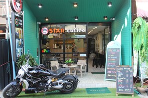 Property entrance - Enjoy House - Hostel (Chiang Mai)