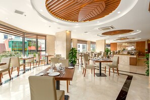 Petit déjeuner buffet (380000 VND par personne)