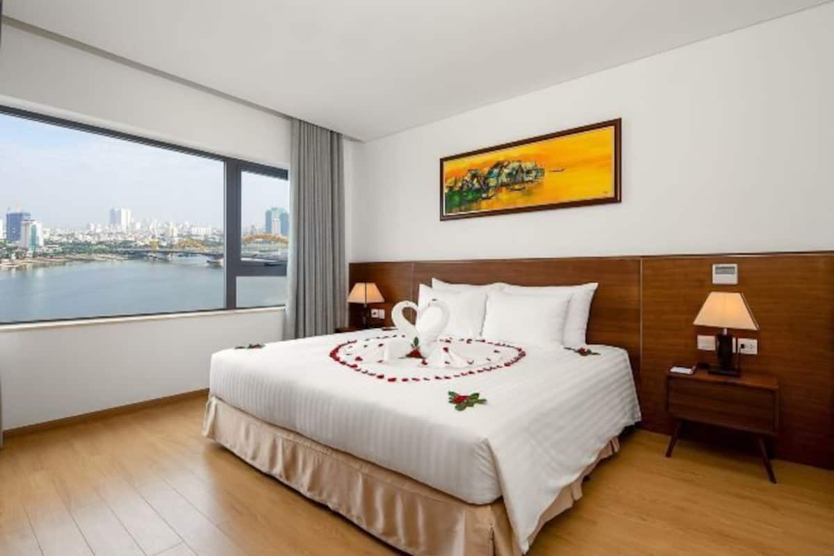Hypo-allergenic bedding, minibar, in-room safe, individually decorated