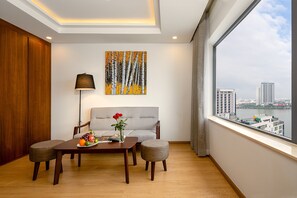 Senior Suite, 1 King Bed | Living area