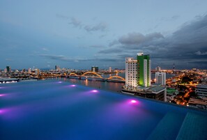 Piscine extérieure, parasols de plage, chaises longues