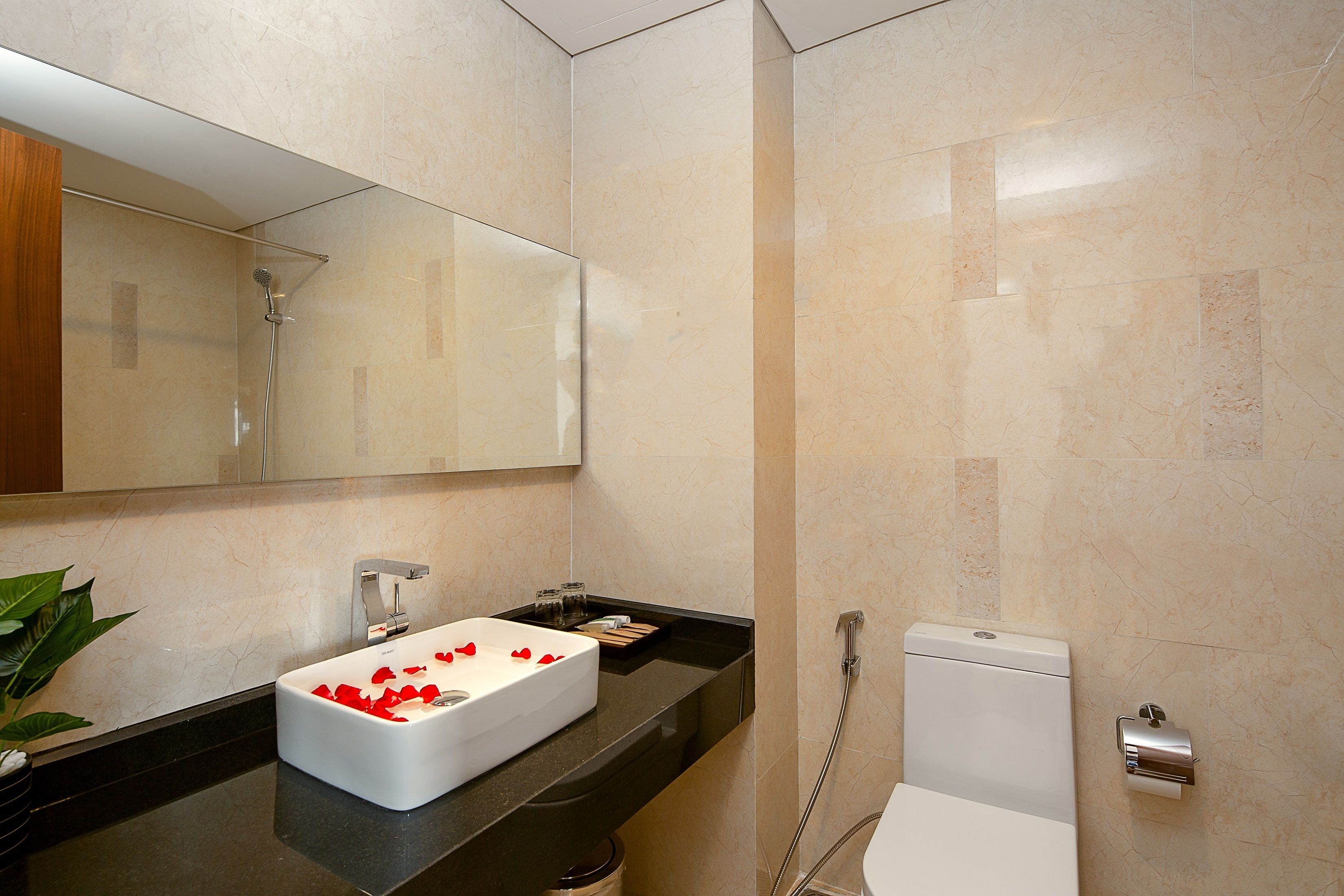 combined shower/bathtub, rainfall showerhead, free toiletries