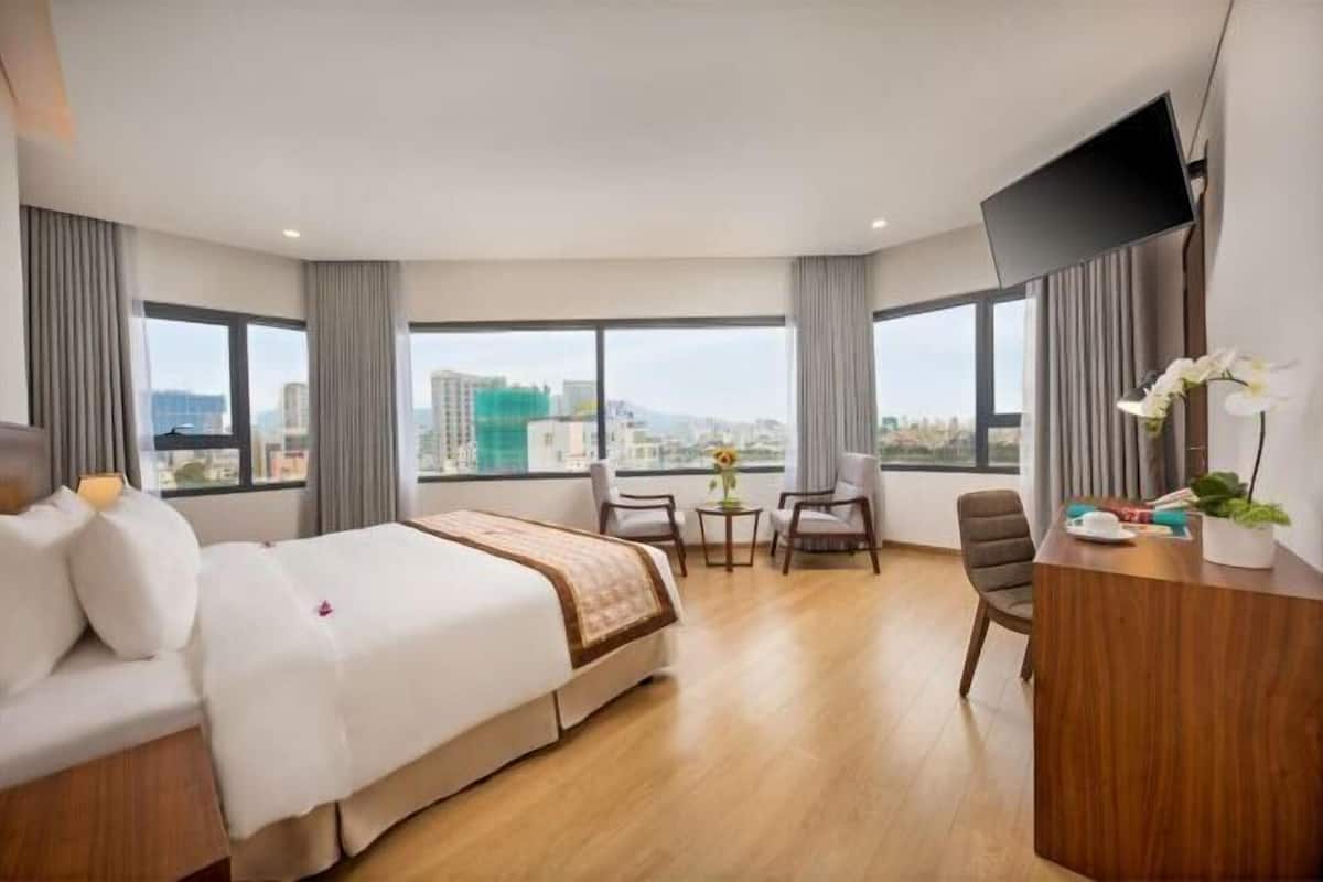 Hypo-allergenic bedding, minibar, in-room safe, individually decorated