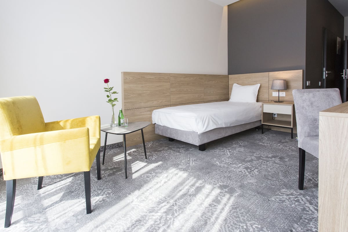 Habitación individual | 1 dormitorio, caja fuerte, escritorio y sistema de insonorización