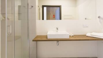 Single Room | Bathroom | Shower, free toiletries, hair dryer, towels