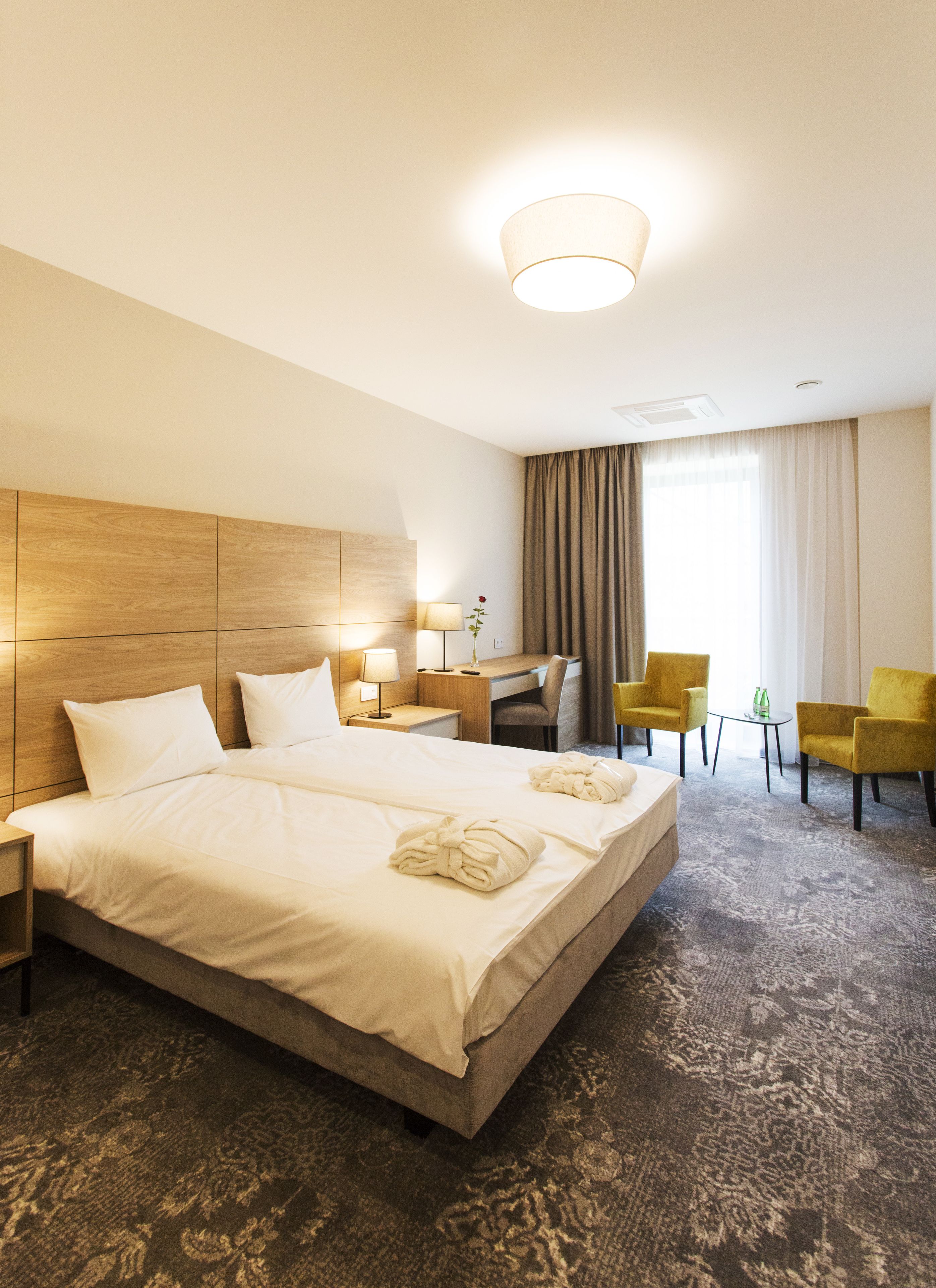 standard double or twin room | 1 bedroom, in-room safe, desk, soundproofing