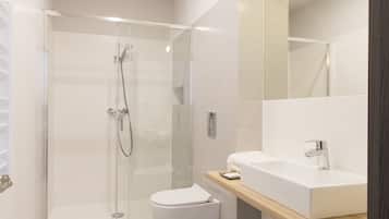 Ducha, artículos de higiene personal gratuitos y secador de pelo