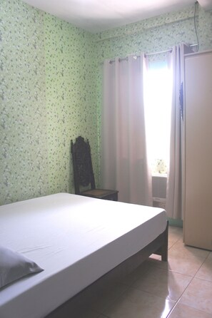 Standardzimmer (1) | Essbereich im Zimmer