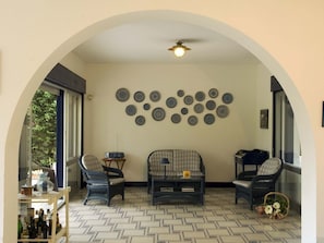 Villa, 5 chambres, piscine privée | Coin séjour | Télévision de 18 pouces avec chaînes par satellite, lecteur de DVD