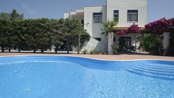 Piscina stagionale all'aperto, lettini