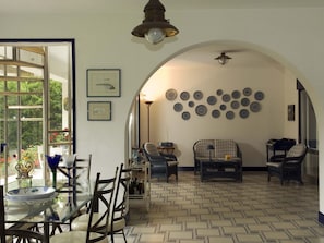 Villa, 5 chambres, piscine privée | Coin séjour | Télévision de 18 pouces avec chaînes par satellite, lecteur de DVD