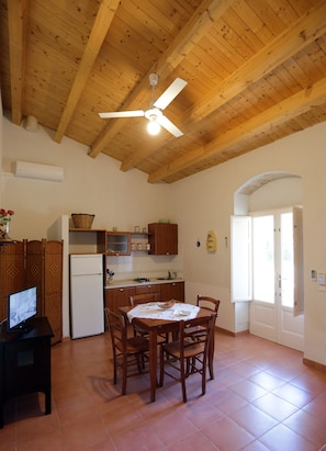 Apartment, Mehrere Betten | Essbereich im Zimmer