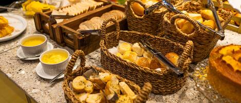Buffet com diversos alimentos e cestas.