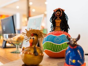 Une table ornée de trois objets décoratifs.