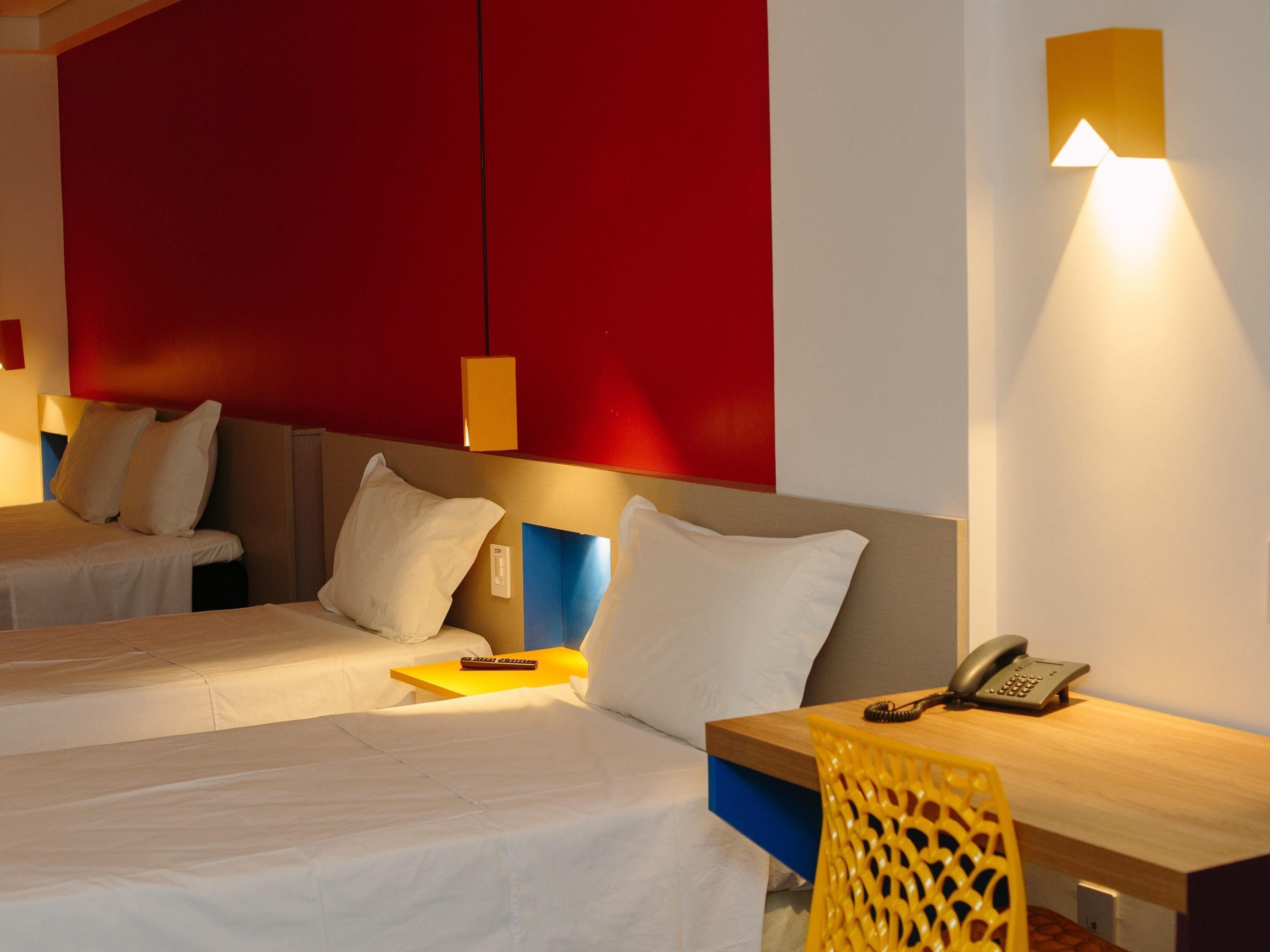 Minibar, decoración personalizada, muebles diferentes y escritorio 