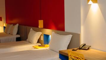 Minibar, decoración personalizada, muebles diferentes y escritorio