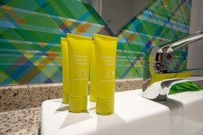 Apartamento estándar, 2 camas individuales | Baño | Ducha, bidé, toallas y jabón