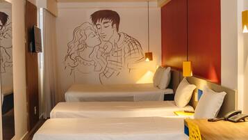 Family Room | Minibar, individually decorated, individually furnished, desk