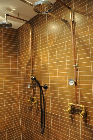 Doppelzimmer (La Distillerie) | Dusche im Bad