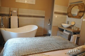 Articles de toilette gratuits, sèche-cheveux, serviettes fournies