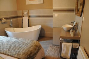 Ilmaiset hygieniatuotteet, hiustenkuivaaja, pyyhkeet