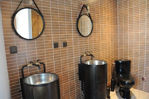 Double Room (La Distillerie) | Bathroom shower