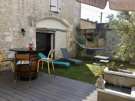 Terrace/patio. Le Nid de Sigogne