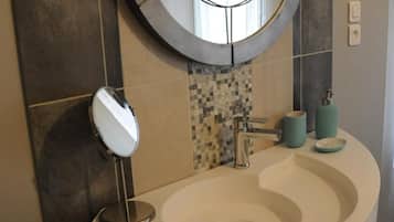 Amenidades de baño gratuitas, secadora de cabello, toallas