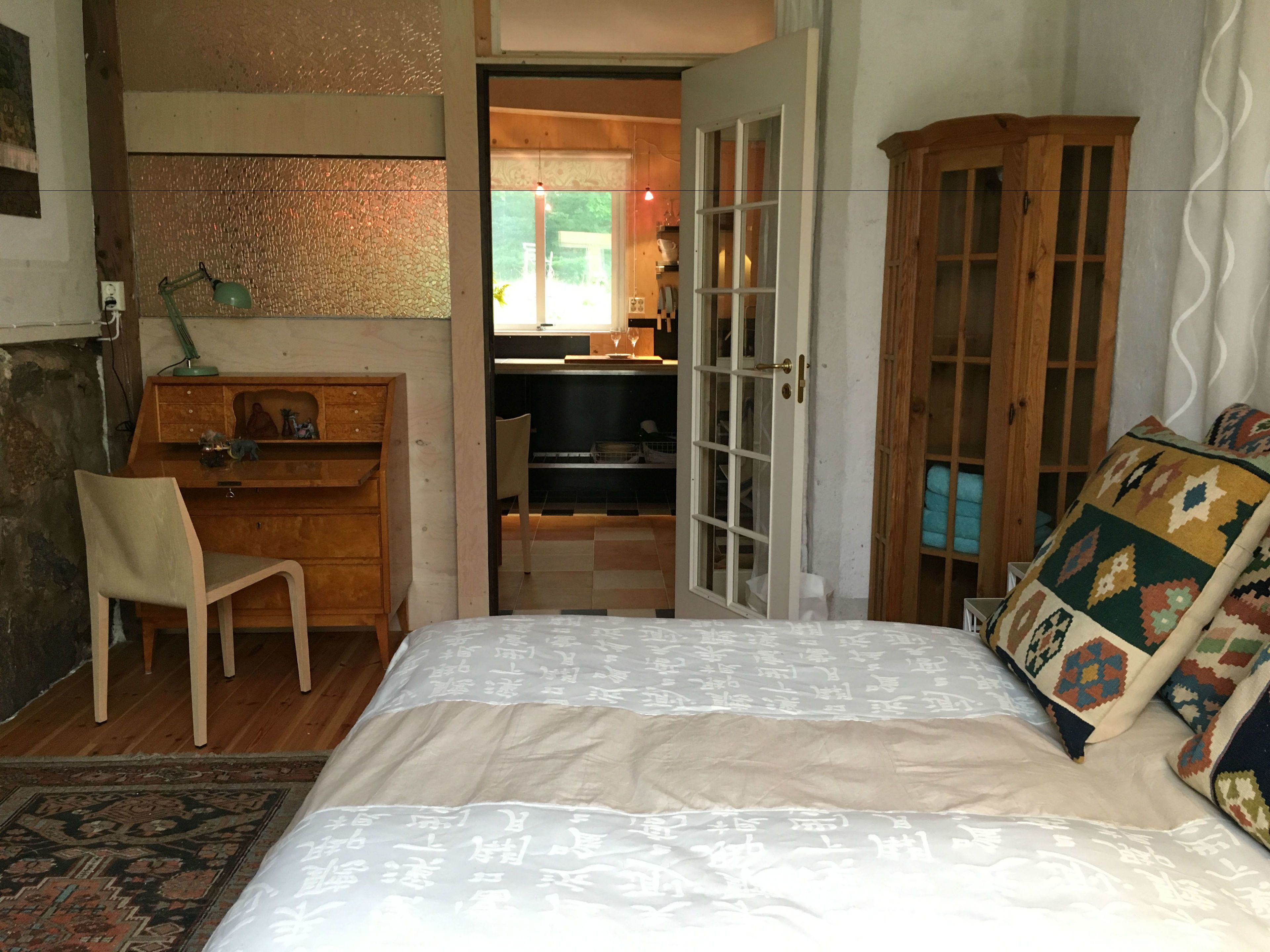 Estudio de diseñador, 1 habitación, vista al jardín, en el área del jardín | Escritorio, cortinas blackout y tabla de planchar con plancha 