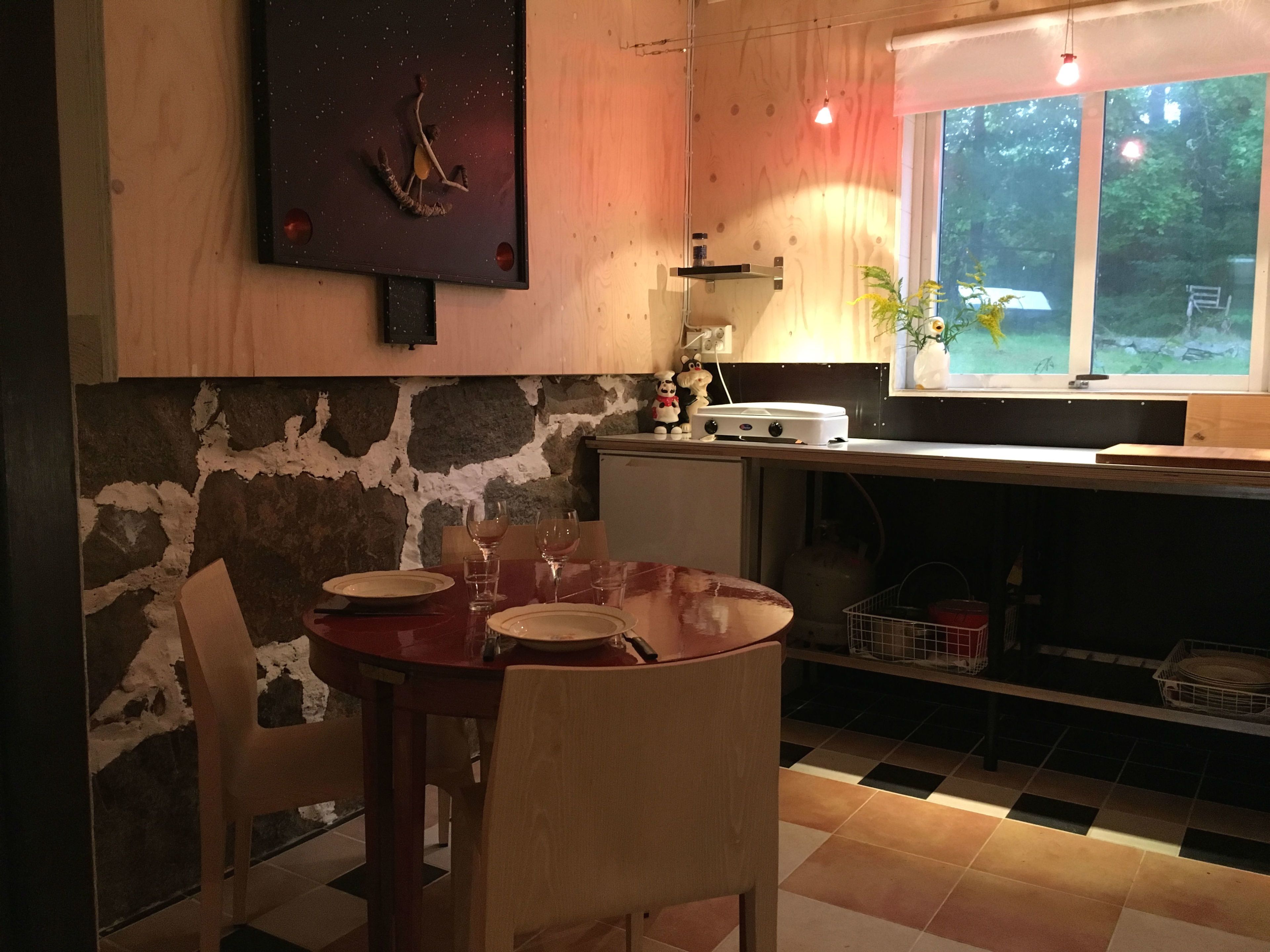 Studio Design - 1 sovrum - utsikt mot trädgården - trädgård | Eget kök | Kylskåp, ugn, spishäll och kaffe- och tebryggare