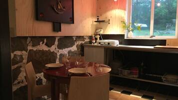 Studio Design - 1 sovrum - utsikt mot trÀdgÄrden - trÀdgÄrd | Eget kök | KylskÄp, ugn, spishÀll och kaffe- och tebryggare