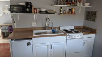 Refrigerador, horno, parrilla de estufa y cafetera y tetera