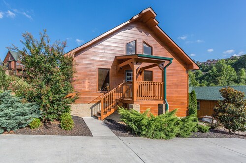 The Game Changer! Next to Dollywood/Hot-Tub/Pool/LUXURY