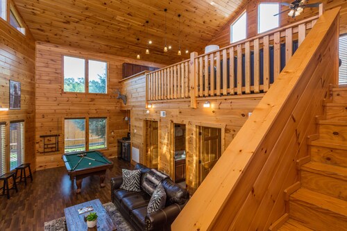 The Game Changer! Next to Dollywood/Hot-Tub/Pool/LUXURY