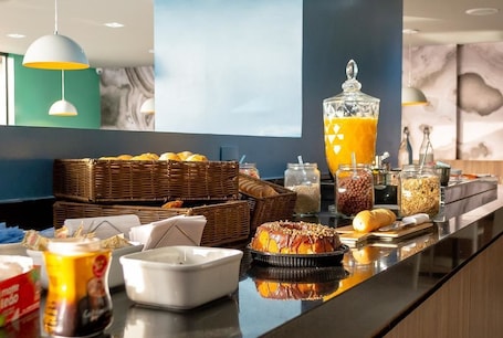 Daily buffet breakfast for a fee. ibis Styles Itauna