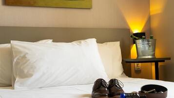 Roupas de cama antialérgicas, frigobar, cofres nos quartos, escrivaninha