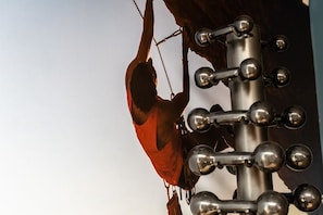 Primer plano de una estructura metálica con elementos esféricos, posiblemente parte de una instalación artística o un elemento arquitectónico.