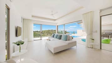 Luxury 3 Bedroom Bungalow with Ocean View and Private Infinity Pool BB7 | Ruang keluarga | Televisi layar datar 50-inci dengan saluran TV satelit dan Smart TV
