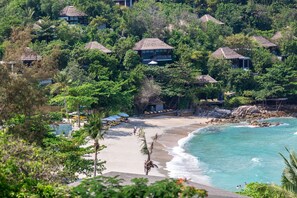 On the beach, white sand, sun-loungers, beach umbrellas - Samui Bayside Luxury Villas (Koh Samui)