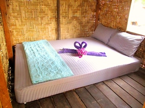 Cottage, 1 Queen Bed, Non Smoking | Free WiFi, bed sheets