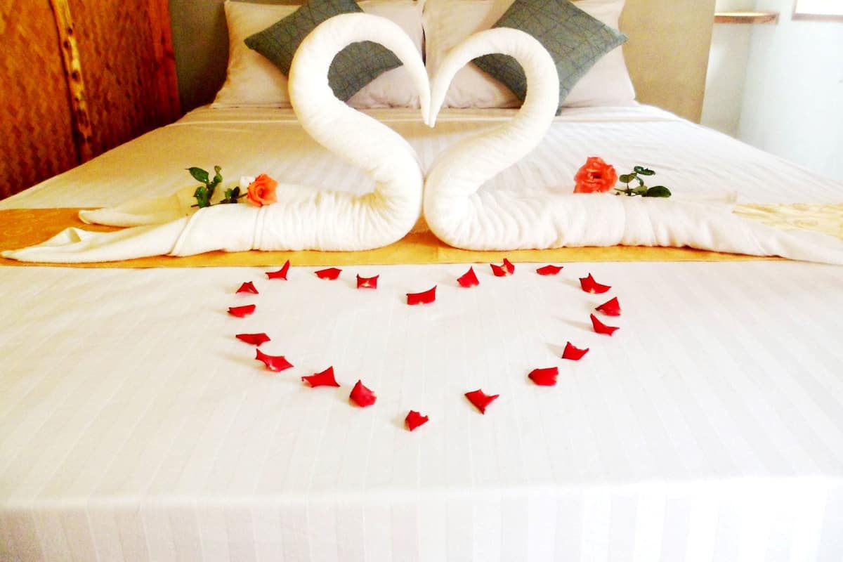 Bungalow, 1 Queen Bed, Non Smoking | WiFi (free), bed sheets