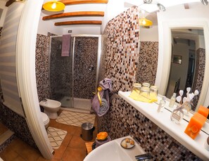 Chambre Double, vue jardin | Salle de bain | Douche à « effet pluie », articles de toilette gratuits, sèche-cheveux