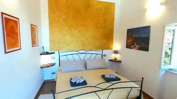 Suite, 2 Schlafzimmer, Balkon | Daunenbettdecken, individuell dekoriert, Bügeleisen/Bügelbrett