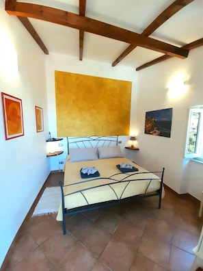Suíte, 2 quartos, sacada | Edredons de pluma, individualmente decorados